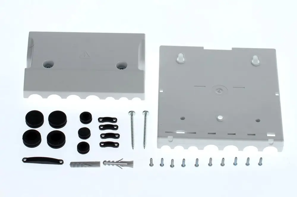 Wandmontageset von Bosch, bestehend aus zwei grauen Gehäuseteilen, Gummipuffern, Schrauben und Befestigungselementen für die Montage.